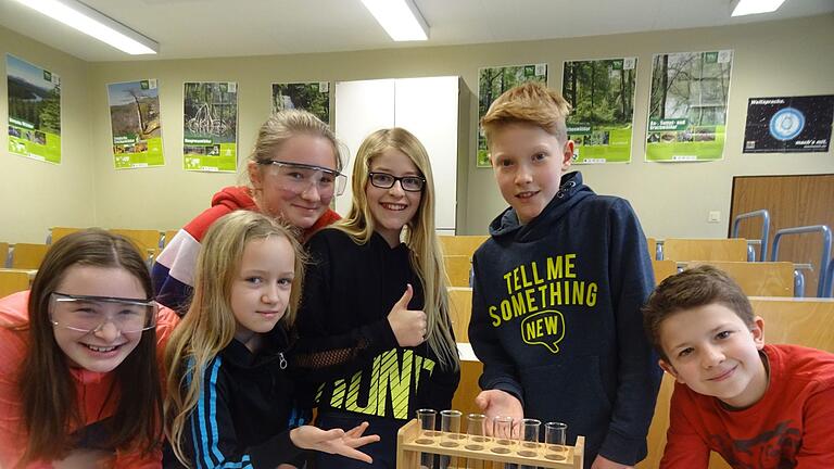 Die erfolgreichen Teilnehmer der ersten Runde des Wettbewerbs 'Experimente antworten'. Foto: Christine Kreß       -  Die erfolgreichen Teilnehmer der ersten Runde des Wettbewerbs 'Experimente antworten'. Foto: Christine Kreß