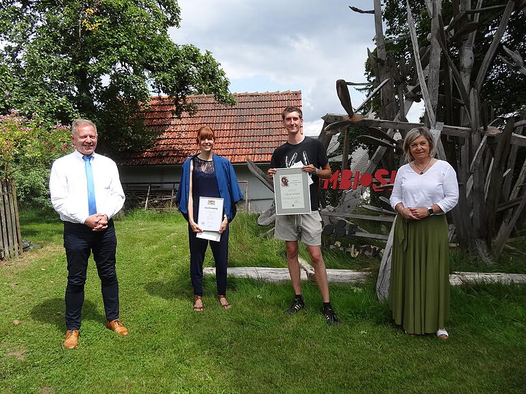 Der künstlerische Leiter der Staatlichen Holzbildhauerschule Bischofsheim (links) und die stellvertretende Landrätin Eva Böhm (rechts) überreichten den Staatspreis an Michaela Heigl und den Philipp-Mendler-Preis an Oskar Aemmer. Der künstlerische Leiter der Staatlichen Holzbildhauerschule Bischofsheim (links) und die stellvertretende Landrätin Eva Böhm (rechts) überreichten den Staatspreis an Michaela Heigl und den Philipp-Mendler-Preis an Oskar Aemmer.