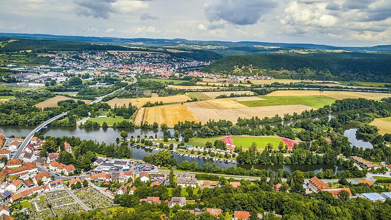 Manchmal lohnt auch der Vergleich mit den Nachbarn: Die Stadt Eltmann (vorne) liegt südlich des Mains, am gegenüberliegenden Flussufer liegt die Gemeinde Ebelsbach.