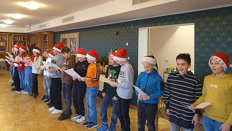 Schülerinnen und Schüler der Klasse 5c beim engagierten Singen von Weihnachtsliedern in der Seniorenresidenz. Schülerinnen und Schüler der Klasse 5c beim engagierten Singen von Weihnachtsliedern in der Seniorenresidenz.