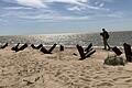 Wo die Ukraine an das Asowsche Meer grenzt: Ein Soldat sucht am Strand nach Blindgängern.