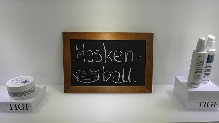 Mit Humor lässt sich vieles besser meistern. Deshalb lädt das "Team Art of Hair" zum "Maskenball" ein. Mit Humor lässt sich vieles besser meistern. Deshalb lädt das "Team Art of Hair" zum "Maskenball" ein.