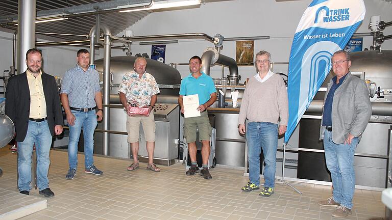Abschied und Ehrung beim Wasserzweckverband Willmarser Gruppe (von links): 1. Vorsitzender Steffen Malzer (Ostheim), Wasserwart Denny Vielwerth, Peter Schulze, Thomas Graumann und die stellvertretenden Vorsitzenden Reimund Voß (Willmars) und Thomas Fischer (Nordheim).