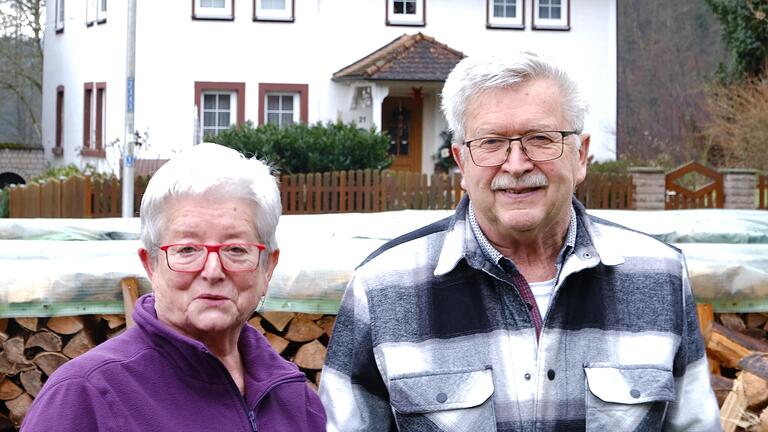 Anita und Norbert Henning wohnen direkt am Dorfplatz in Heiligkreuz.