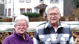 Anita und Norbert Henning wohnen direkt am Dorfplatz in Heiligkreuz.