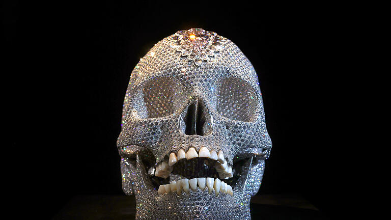 431789770.jpg       -  Auch dieser mit 8601 Diamanten besetzte Totenkopf ist in der Ausstellung in München zu sehen.