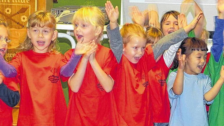 Gute Stimmung: Die Kinder zeigten bei der Einweihungsfeier des generalsanierten Hohenröther Kindergartens ihre Freude und lockerten die offizielle Feier auf.