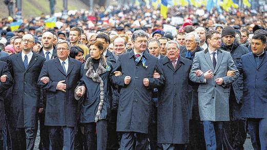 „Marsch der Würde“: Tausende gedachten in Kiew der Opfer der Proteste auf dem Maidan, darunter der ukrainische Regierungschef Arseni Jazenjuk (links), der ukrainische Präsident Petro Poroschenko (Vierter von links), rechts neben ihm Bundespräsident Joachim Gauck. „Marsch der Würde“: Tausende gedachten in Kiew der Opfer der Proteste auf dem Maidan, darunter der ukrainische Regierungschef Arseni Jazenjuk (links), der ukrainische Präsident Petro Poroschenko (Vierter von links), rechts neben ihm Bundespräsident Joachim Gauck.