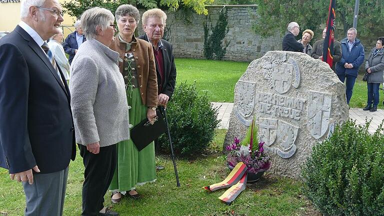 Am Gedenkstein vor dem Alten Friedhof in Kitzingen legten (von links) Claus Lux, Gisela Senft, Albina Baumann und Gustav Patz eine Blumenschale nieder. FOTO: Garhard Bauer