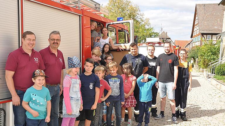 Viel Spaß gab's für die Kinder beim Besuch bei der Feuerwehr in Wetzhausen. Die Betreuer von links Armin Mantel-Hepp, Dieter Paul, Lucas Reinfelder, Marcel Kaufmann, Michael Heusinger und Stefan Köttler.