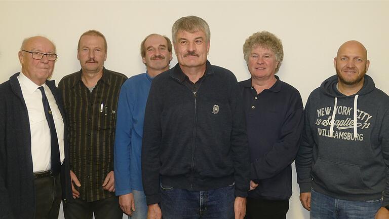 Kreisvorsitzender Wilhelm Köhler (links) und der stellvertretende SRK-Vorsitzende Thomas Henneberger (rechts) zeichneten (von links) Jürgen Paul, Wolfgang Paul, Robert Prappacher und Wolfgang Barthel namens des Bayerischen Soldatenbundes aus.