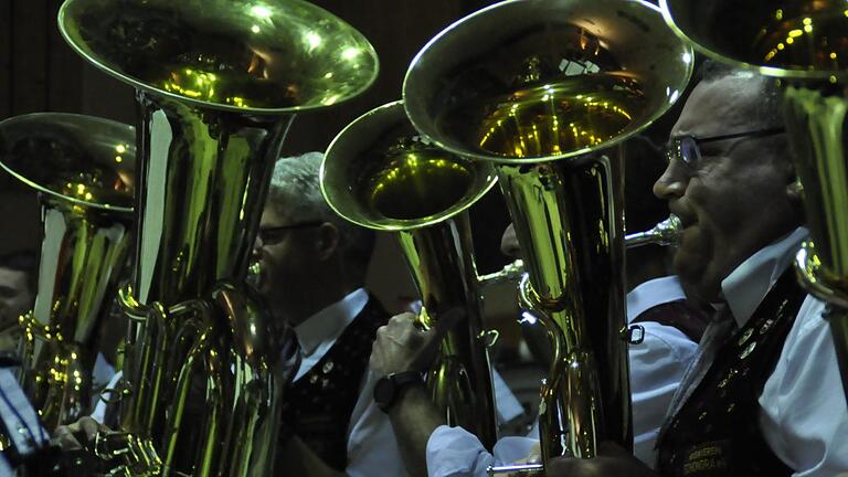 Die Trachtenkapelle des Musikvereins Schondra unterhielt mit böhmischer Musik ihre 'Geburtstagsgäste'. Foto: Peter Klopf - Die Trachtenkapelle des Musikvereins Schondra unterhielt mit böhmischer Musik ihre 'Geburtstagsgäste'. Foto: Peter Klopf Die Trachtenkapelle des Musikvereins Schondra unterhielt mit böhmischer Musik ihre 'Geburtstagsgäste'. Foto: Peter Klopf - Die Trachtenkapelle des Musikvereins Schondra unterhielt mit böhmischer Musik ihre 'Geburtstagsgäste'. Foto: Peter Klopf