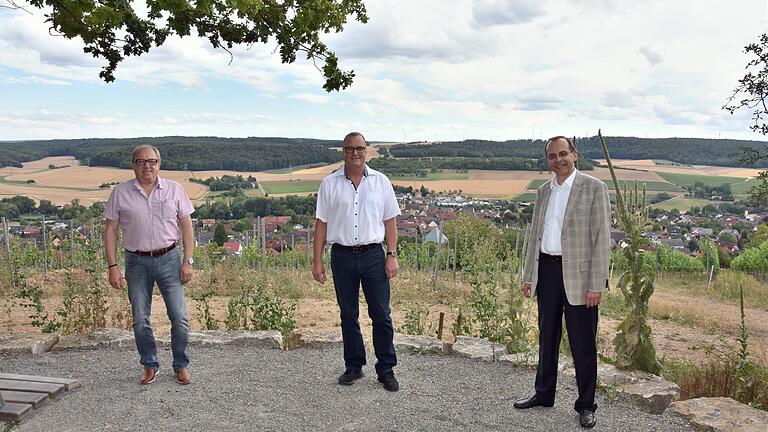 Edgar Schüttler, Bürgermeister von Uettingen, Thomas Hoffmann, Gründer der initiative 'Alle Menschen können helfen',&nbsp; und Professor Markus Böck, Direktor des Instituts für Klinische Transfusionsmedizin und Hämotherapie des Universitätsklinikum Würzburg, auf der neuen Aussichtsplattform in Uettingen.