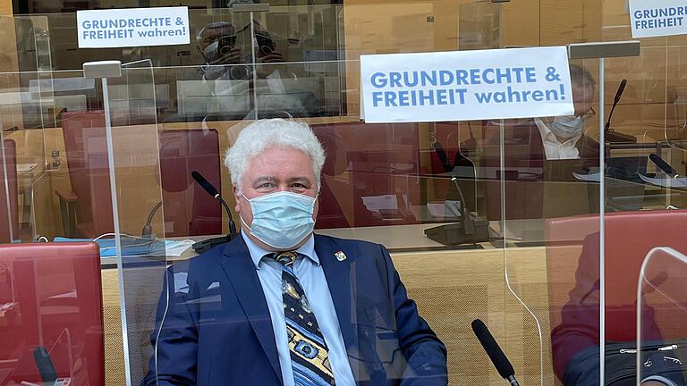 Christian Klingen, AfD-Abgeordneter aus Markt Einersheim, protestiert im Landtag mit seiner Fraktion gegen Corona-Maßnahmen.&nbsp;