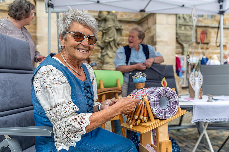 Brigitte Kirchschlager und die 'Gerolzhöfer Klöpplerinnen' präsentierten diese alte und feine Handwerkskunst auf dem Marktplatz.