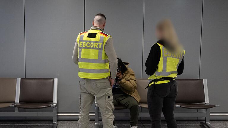 Sammelabschiebung nach Pakistan - Abgelehnte Asylbewerber sollen verpflichtet werden, zu kooperieren. (Archivbild) Sammelabschiebung nach Pakistan - Abgelehnte Asylbewerber sollen verpflichtet werden, zu kooperieren. (Archivbild)