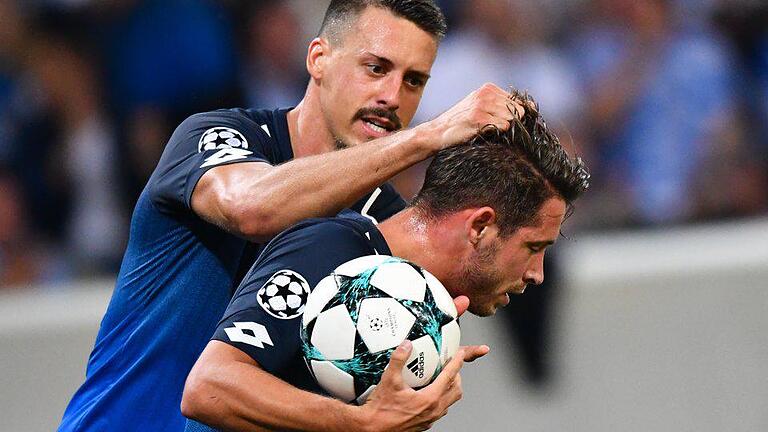 1:2       -  Hoffenheims Sandro Wagner (l) und Torschütze Mark Uth jubeln über den Anschlusstreffer zum 1:2.