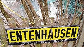 Lustiges Schild, aber trauriges Ende:       -  Lustiges Schild, aber trauriges Ende: Weil seine elf halb wilden Gänse nicht an eine Leben im Stall gewöhnt sind und sie während der Balz auch
gegeneinander aggressiv sind, wurden die Tiere von Bernd Ullrich aus Stockheim am Mittwochabend eingeschläfert.