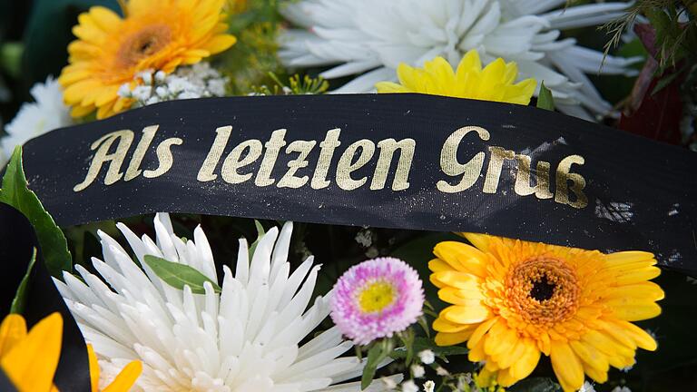 Die Beerdigung eines geliebten Menschen fällt Trauernden zu Corona-Zeiten oft sehr schwer, weil nur wenige Verwandte und Freunde zum Requiem kommen dürfen.