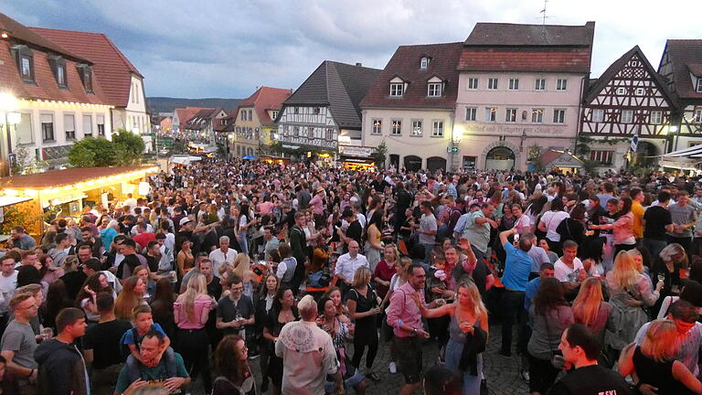 Das Altstadt-Weinfest in Zeil muss auch in diesem Jahr ausfallen. Tausende von Besuchern, dichtgedrängt wie bei der fantastischen Stimmung auf dem Marktplatz gewohnt, wären in Zeiten von Corona unverantwortlich, so Bürgermeister Stadelmann.