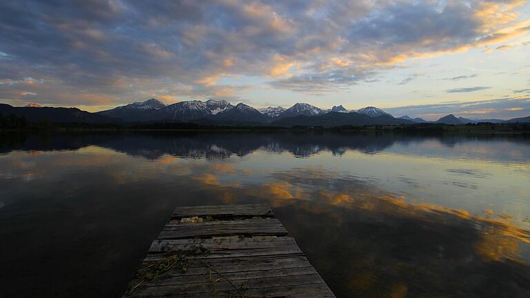 Abendstimmung am Hopfensee mit Alpenpanorama im Hintergrund.&nbsp;