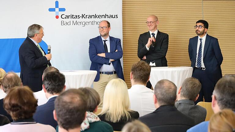 Der Ärztliche Direktor Dr. Ulrich Schlembach im Gespräch mit den neuen Chefärzten im Caritas-Krankenhaus Bad Mergentheim (von links): Dr. Sebastian Herrmann, Dr. Werner Heinz und Dr. Manoj Mannil.