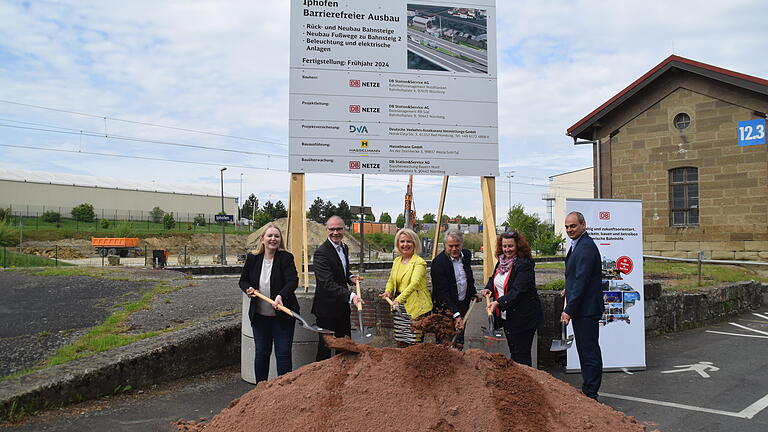 Spatenstich für den barrierefreien Ausbau des Iphöfer Bahnhofs. Das Bild zeigt (von links) Carolin Friedenstab von der Staatsregierung, Dieter Lenzer, Tamara Bischof, Herbert Kölbl, Heike Steinhoff (Leiterin Bahnhofsmanagement Nordfranken) und Armin Ramming (Firma Knauf). Spatenstich für den barrierefreien Ausbau des Iphöfer Bahnhofs. Das Bild zeigt (von links) Carolin Friedenstab von der Staatsregierung, Dieter Lenzer, Tamara Bischof, Herbert Kölbl, Heike Steinhoff (Leiterin Bahnhofsmanagement Nordfranken) und Armin Ramming (Firma Knauf).