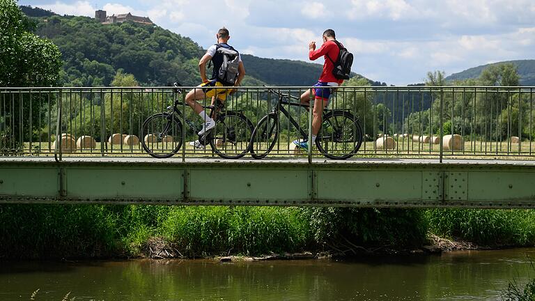 Los geht's in Hammelburg (Lkr. Bad Kissingen): Die Brücke zur Museumsinsel bietet einen wunderbaren Ausblick auf Schloß Saaleck.