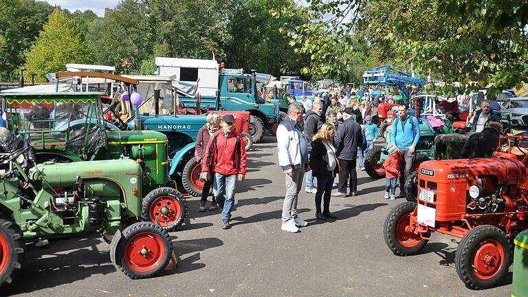 Viele Besucherinnen und Besucher kamen zum Schleppertreffen mit Bauernmarkt in Grünsfeld.