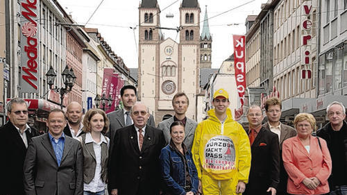 Sie organisieren das Stadtfest 2007: (von links) Robert Menschick, Peter Krones, Christian Dotzel, Melanie Kubin, Yann Tuttas-Sillamy, Heribert Endres, Claudia Bienek, Kai Hölscher, Florian Schäfer, Wolfgang Schwalm, Pierre Marotte, Helga Lotz und Fritz Panocha.