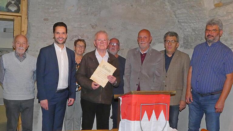 Leo Jäger (Bildmitte mit Urkunde) wurde vom Fränkischen Bund für sein Engagement zum Tag der Franken geehrt. Von rechts: Dritter Vorsitzender Martin Truckenbrodt, Wolfgang Hoderlein, Vorsitzender Otto Weger, Bernd Ehrlitzer (Vorsitzender des Hist. Förderkreises Gochsheim-Weyer), Helene Schöner, Bürgermeister Manuel Kneuer und Gerd Müller. Leo Jäger (Bildmitte mit Urkunde) wurde vom Fränkischen Bund für sein Engagement zum Tag der Franken geehrt. Von rechts: Dritter Vorsitzender Martin Truckenbrodt, Wolfgang Hoderlein, Vorsitzender Otto Weger, Bernd Ehrlitzer (Vorsitzender des Hist. Förderkreises Gochsheim-Weyer), Helene Schöner, Bürgermeister Manuel Kneuer und Gerd Müller.