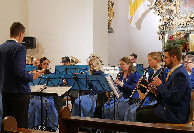 Beim Kirchenkonzert zum Patrozinium St. Odilia in Rieden mit Dirigent Sven Hippeli. Beim Kirchenkonzert zum Patrozinium St. Odilia in Rieden mit Dirigent Sven Hippeli.