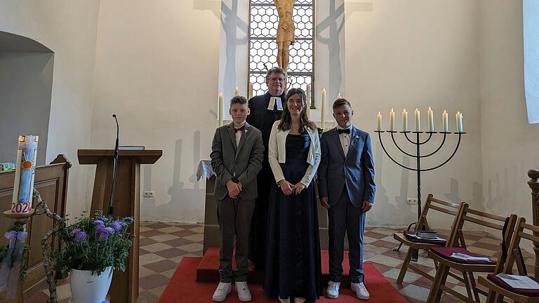 Vor kurzem wurden in der Heilig-Kreuz-Kirche in Holzhausen von Pfr. Matyas Beke drei Konfirmanden aus Holzhausen konfirmiert. Ihre Konfirmation feierten: Jannis Seufert, Leonie Schmidt und Philipp Simon. Vor kurzem wurden in der Heilig-Kreuz-Kirche in Holzhausen von Pfr. Matyas Beke drei Konfirmanden aus Holzhausen konfirmiert. Ihre Konfirmation feierten: Jannis Seufert, Leonie Schmidt und Philipp Simon.