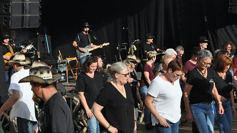 Die Band 'Four Roses' spielte beim Countryfest in Eichelsdorf einmal mehr vor den Line-Dancern.