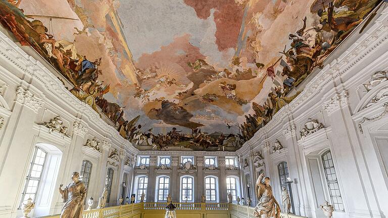 Das Treppenhaus der Würzburger Residenz mit dem Deckenfresko von Giovanni Battista Tiepolo. Das Treppenhaus der Würzburger Residenz mit dem Deckenfresko von Giovanni Battista Tiepolo.