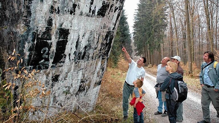 Bauruinen: Brücken, Über- und Unterführungen, Dämme, Durchlässe, der heute zum Klettern genutzte Brückenpfeiler bei Gräfendorf – insgesamt 47 Bauwerke bilden Bayerns längstes Denkmal – die nie fertiggestellte (Reichsautobahn-)Strecke 46. Bauruinen: Brücken, Über- und Unterführungen, Dämme, Durchlässe, der heute zum Klettern genutzte Brückenpfeiler bei Gräfendorf – insgesamt 47 Bauwerke bilden Bayerns längstes Denkmal – die nie fertiggestellte (Reichsautobahn-)Strecke 46.