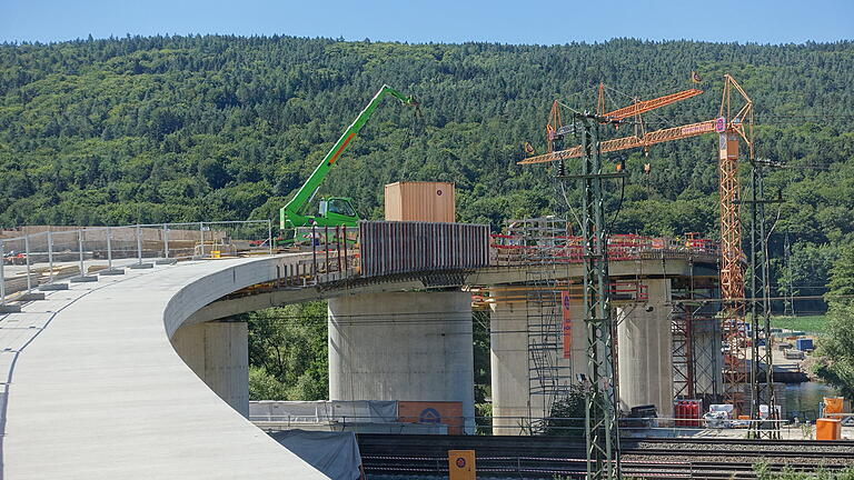 Kräne, Zäune und Gerüste bestimmen das Bild der im Bau befindlichen Mainbrücke im Juli 2018. Kräne, Zäune und Gerüste bestimmen das Bild der im Bau befindlichen Mainbrücke im Juli 2018.