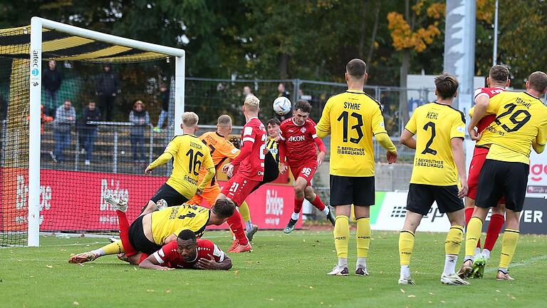 Rein das Ding: Pascal Moll drückt den Ball per Kopf zum 2:1 ins Tor.