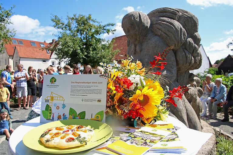 In den Mehrgenerationen-Bio-Schaugarten integriert ist unter anderem die Darstellung der 'Hettschter Gääß'. In den Mehrgenerationen-Bio-Schaugarten integriert ist unter anderem die Darstellung der 'Hettschter Gääß'.