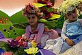 Wie im Märchen: Josephine und Maja spielen mit kleinen Blumen-Feen auf der Nürnberger Spielwarenmesse. Hersteller von klassischem Spielzeug kämpfen um die Gunst der Kinder.