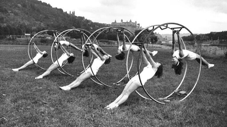 Rhönrad vor der Festung Marienberg 1956 - Rhönrad vor der Festung Marienberg 1956 Rhönrad vor der Festung Marienberg 1956 - Rhönrad vor der Festung Marienberg 1956