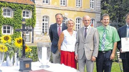 Eine Urkunde zur Erinnerung an das Jubiläum übergab Landrat Wilhelm Schneider (3. von links) an Maroldsweisachs Bürgermeister Wolfram Thein (2. von rechts) und Festleiter Rupert Fichtner (rechts). Mit im Bild: Graf Philipp zu Ortenburg und Gräfin Mirjam.