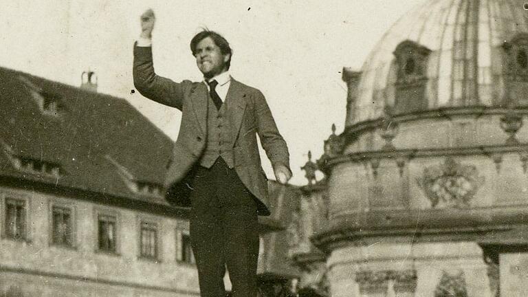 Der historische Moment: Anton Waibel ruft am 7. April 1919 auf dem Neumünsterplatz die Räterepublik aus.