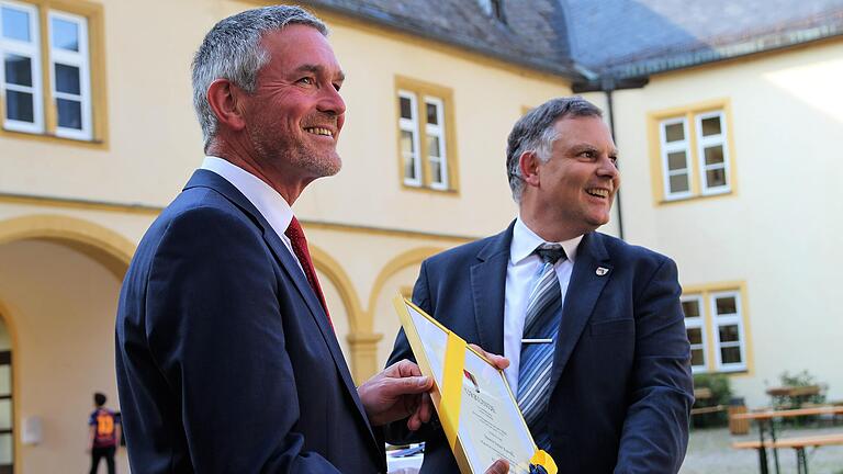 Volkachs Bürgermeister Heiko Bäuerlein (rechts) ernannte seinen Vorgänger Peter Kornell zum Altbürgermeister.