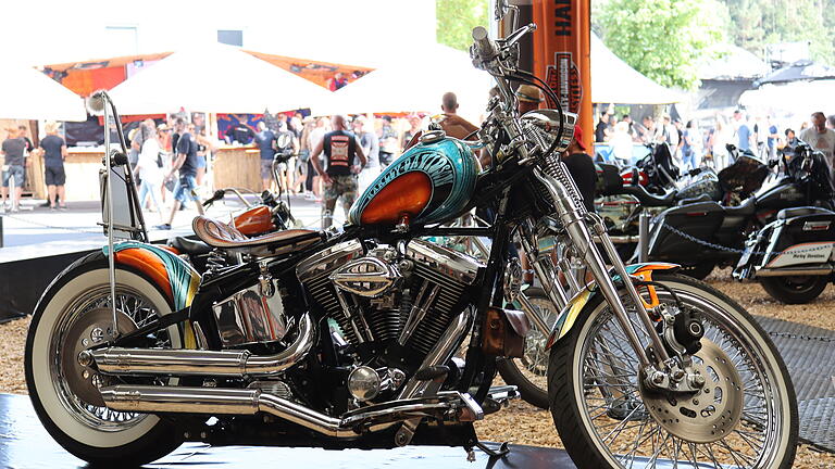 Am Wochenende feierten Freunde von Motorrädern und Metal-Musik das Bike&Music-Festival beim Autohof Strohofer in Geiselwind.