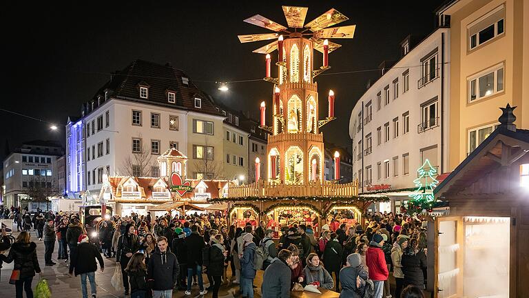 Beim Würzburger Lichterglanz an diesem Wochenende gelten verlängerte Öffnungszeiten für den Weihnachtsmarkt und die Geschäfte der Innenstadt.