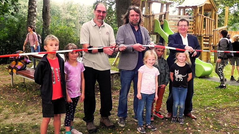 Über den neuen Saurier-Spielplatz in Niederlauer freuen sich nicht nur die Kinder, sondern auch (von links): Bürgermeister Holger Schmitt, SV-Vorsitzender Matthias Wolf und stellvertretender Landrat Josef Demar.