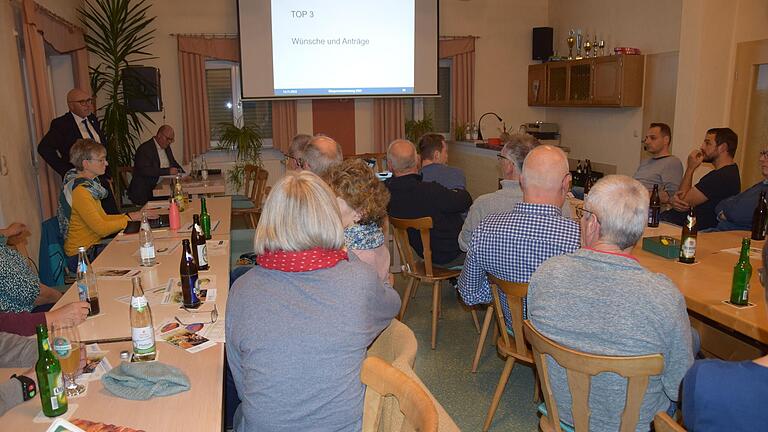 Zahlreiche Fragen und Diskussionsbeiträge machten die Bürgerversammlung für den Stadtteil Massenbuch im Tennis-Vereinsheim zu einer lebhaften Veranstaltung. Bürgermeister Jürgen Lippert (links stehend) stand Rede und Antwort, dahinter sitzend KU-Vorstand Roland Brönner.