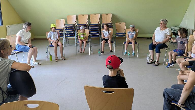 Im Stuhlkreis haben die Kinder gemeinsam gesungen.