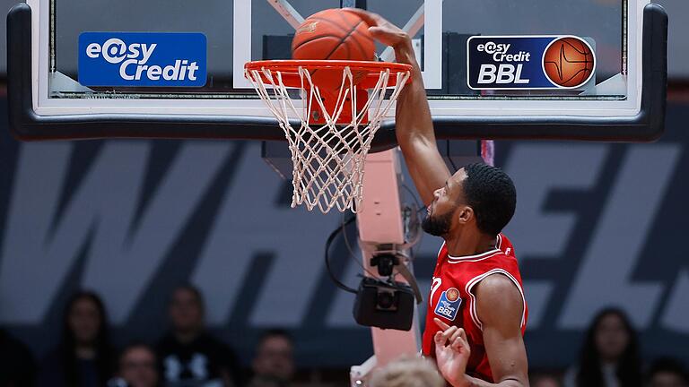 Xeyrius Williams von den Würzburg Baskets bei seiner Lieblingsbeschäftigung: dem Dunking.